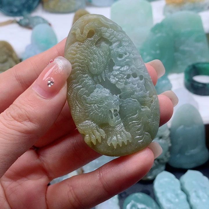 定制翡翠未镶嵌虎牌