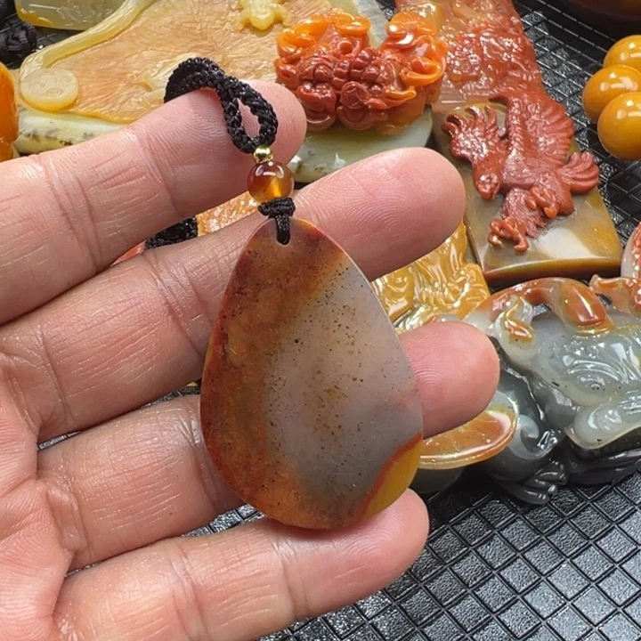石英质玉（黄龙玉）颈饰未镶嵌