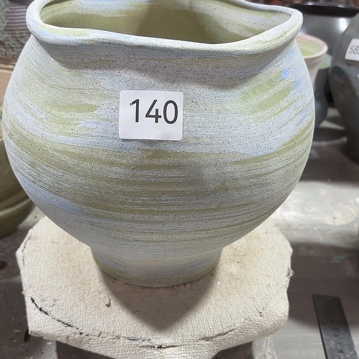 摆件陶高24，口18到19，有孔，瑕疵处理口裂，140