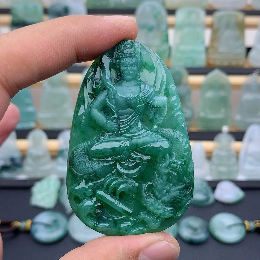 翡翠未镶嵌颈饰不动明王