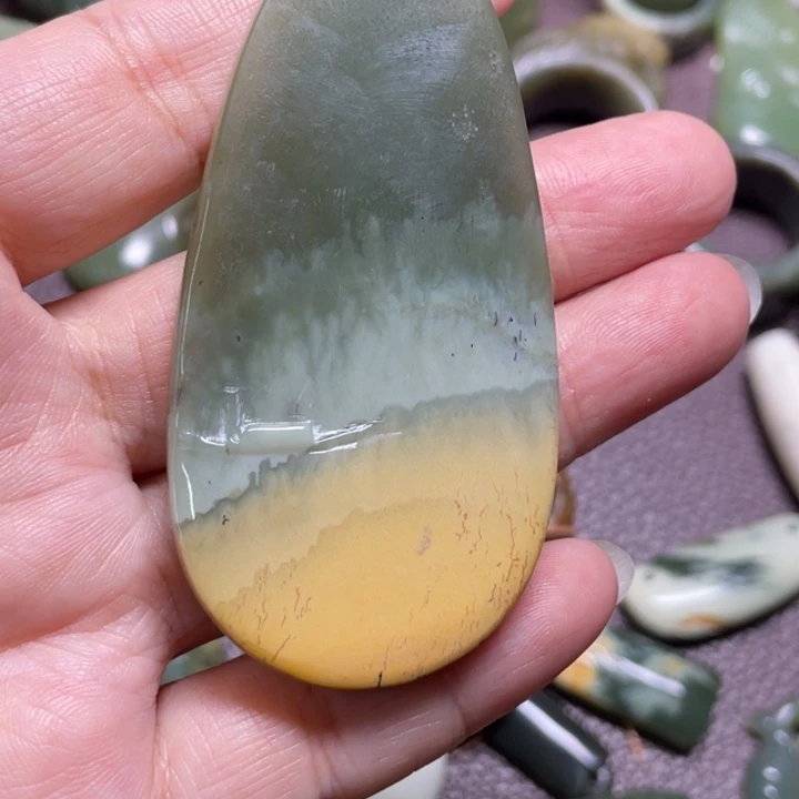盼***望颈饰未镶嵌岫岩河磨玉（透闪石质玉）