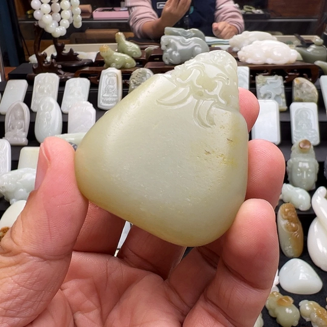 豆***事和田玉未镶嵌颈饰