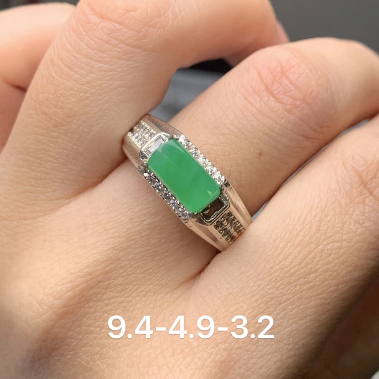 天然缅甸A货翡翠冰种果绿色马鞍女戒（铜托需要换镶嵌）