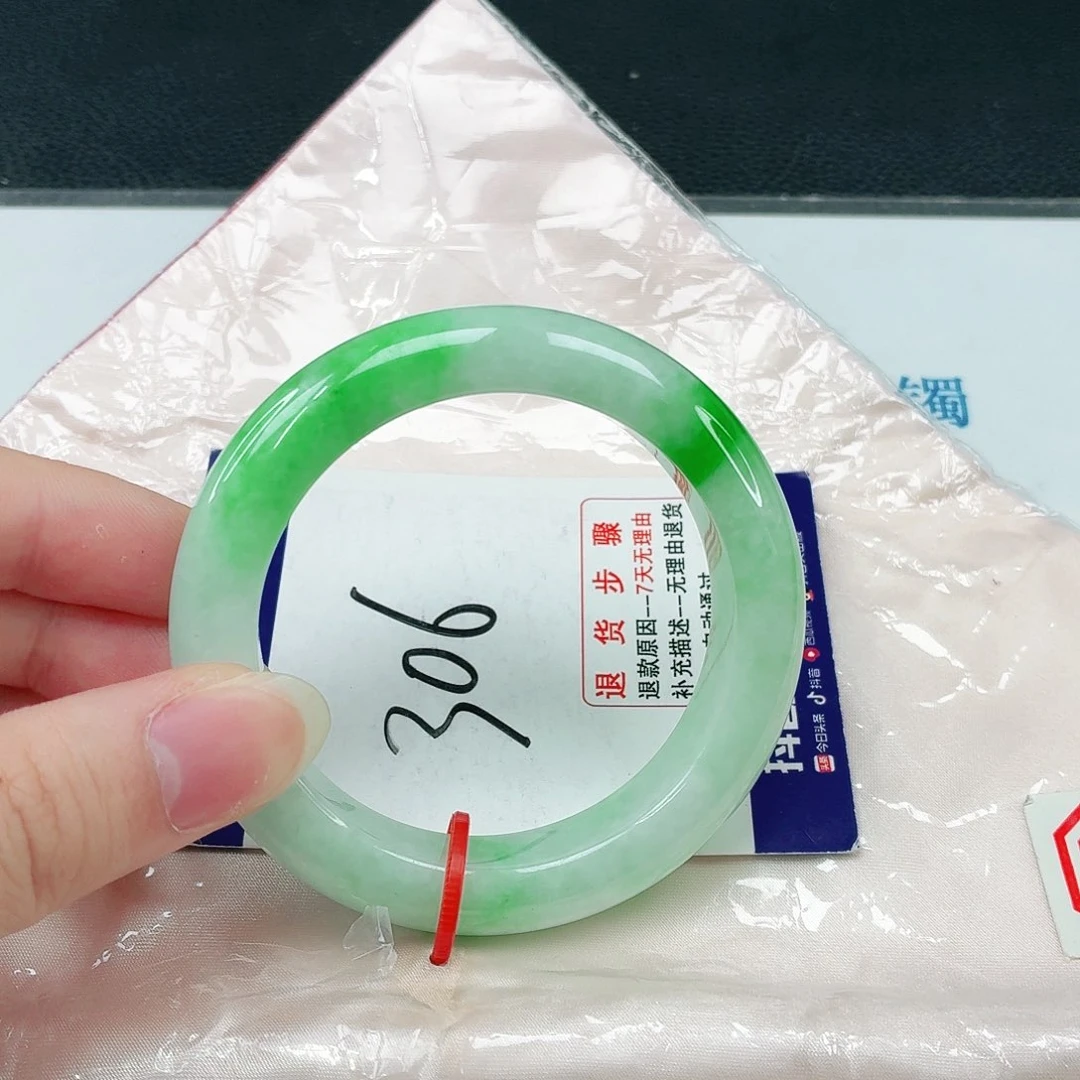 翡翠手镯未镶嵌翡翠