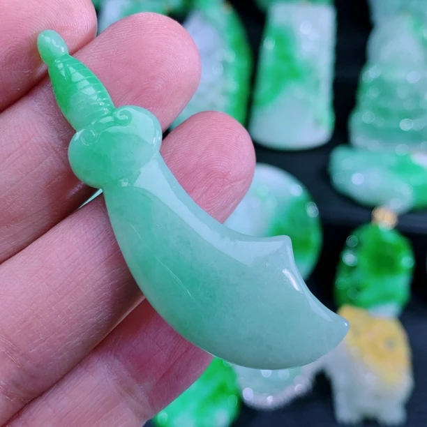 天然A货冰糯浅绿翡翠宝刀 货号:381034 尺寸:57.5-19-6mm