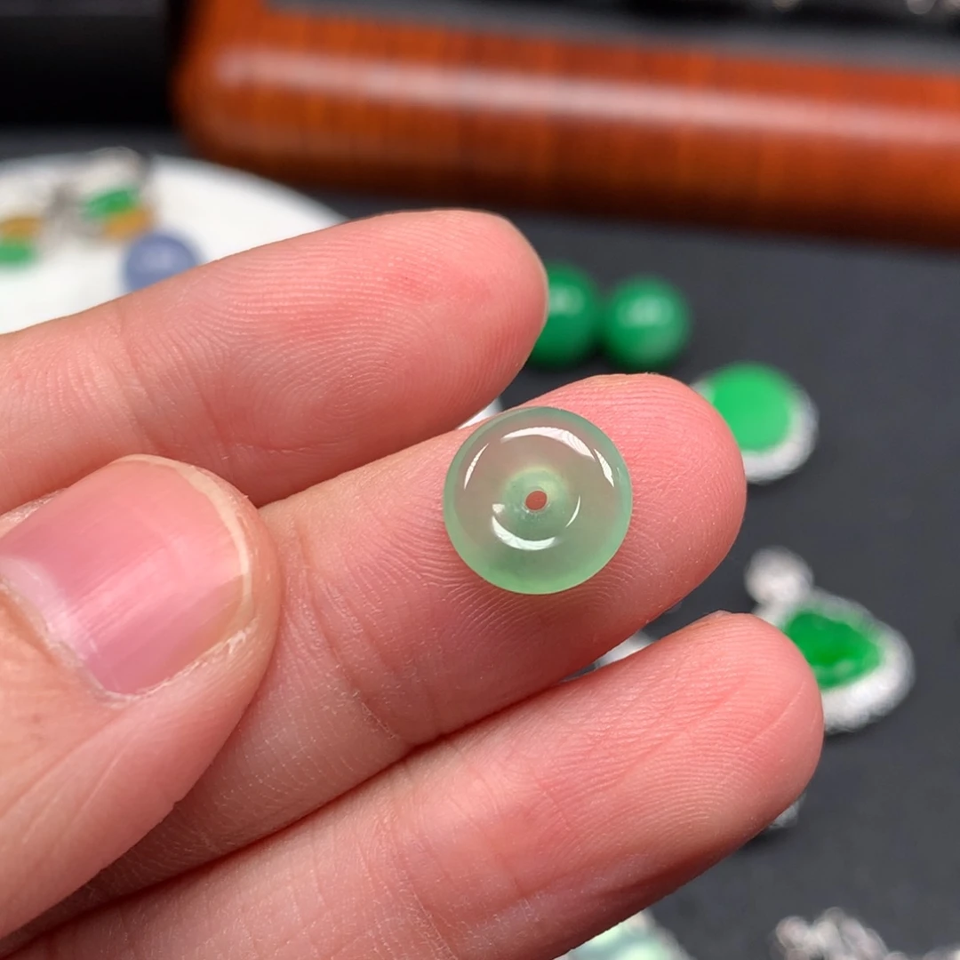 翡翠未镶嵌颈饰平安扣