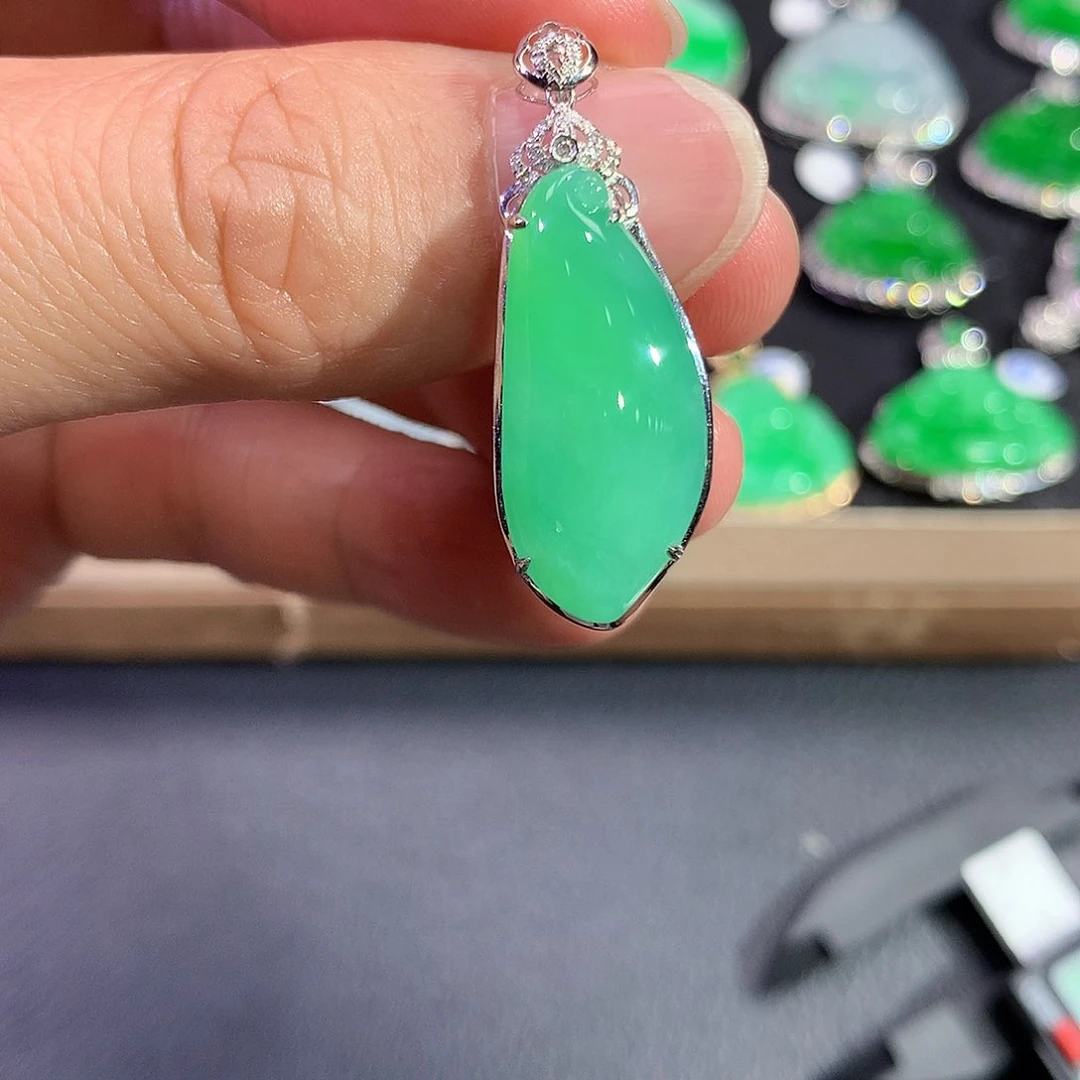 翡翠18K金镶嵌吊坠(赠链)