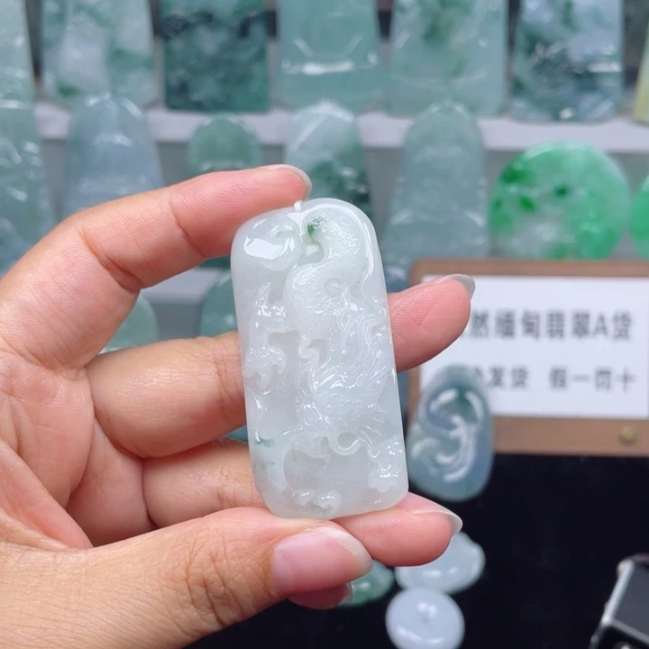 颈饰未镶嵌翡翠龙牌