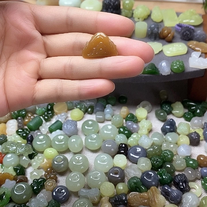 未镶嵌和田玉挂件日照金山