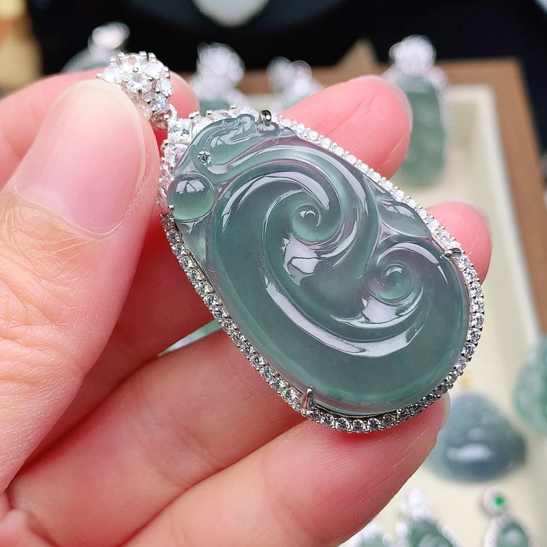 陆***莱翡翠银S925镶嵌颈饰吊坠