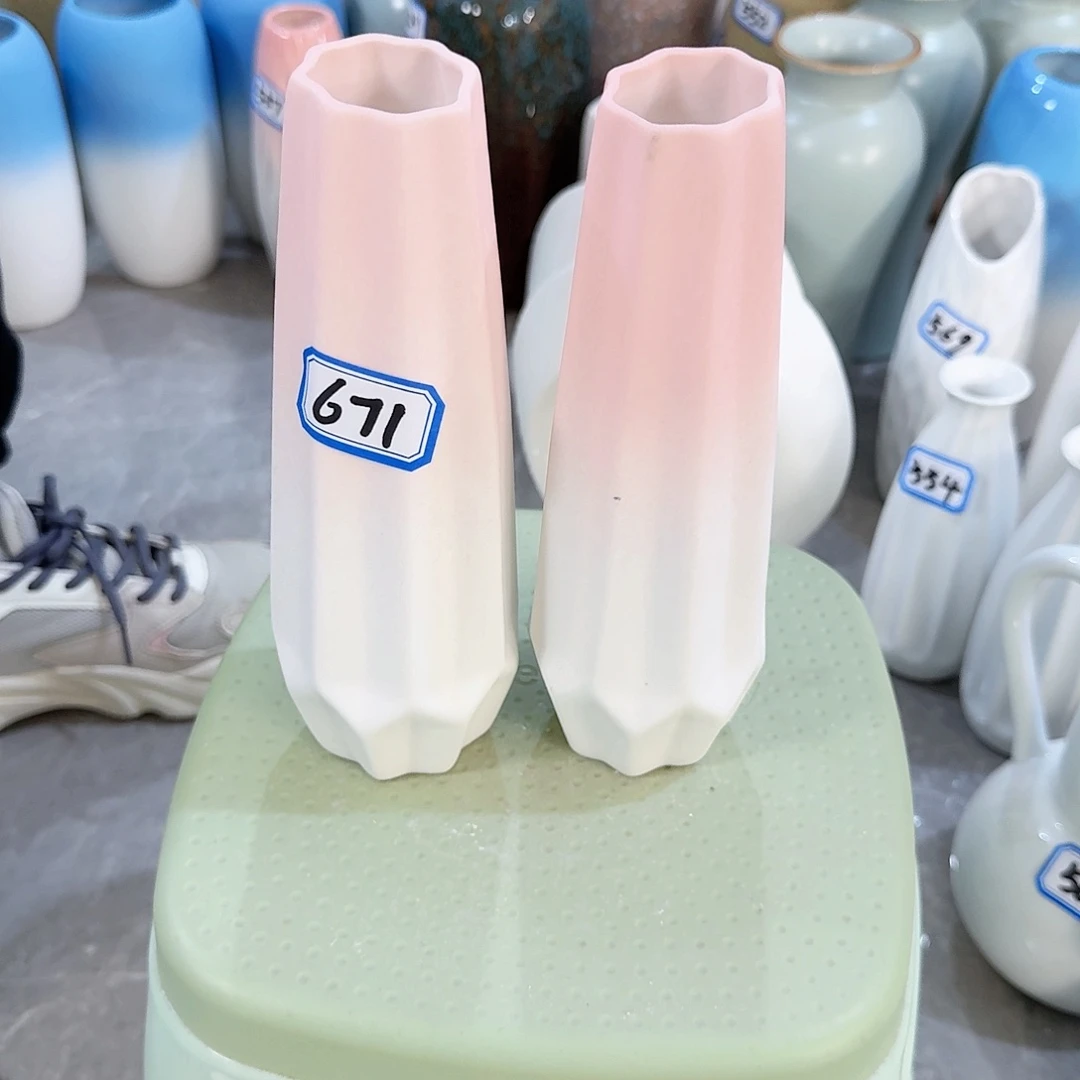 671号一对小花瓶高20厘米瑕疵