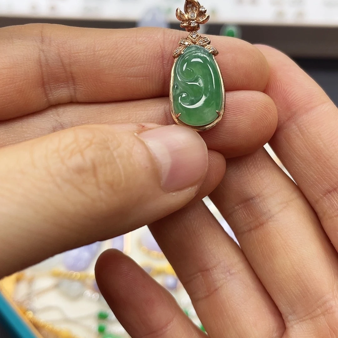 【闪购商品】颈饰18K金镶嵌翡翠