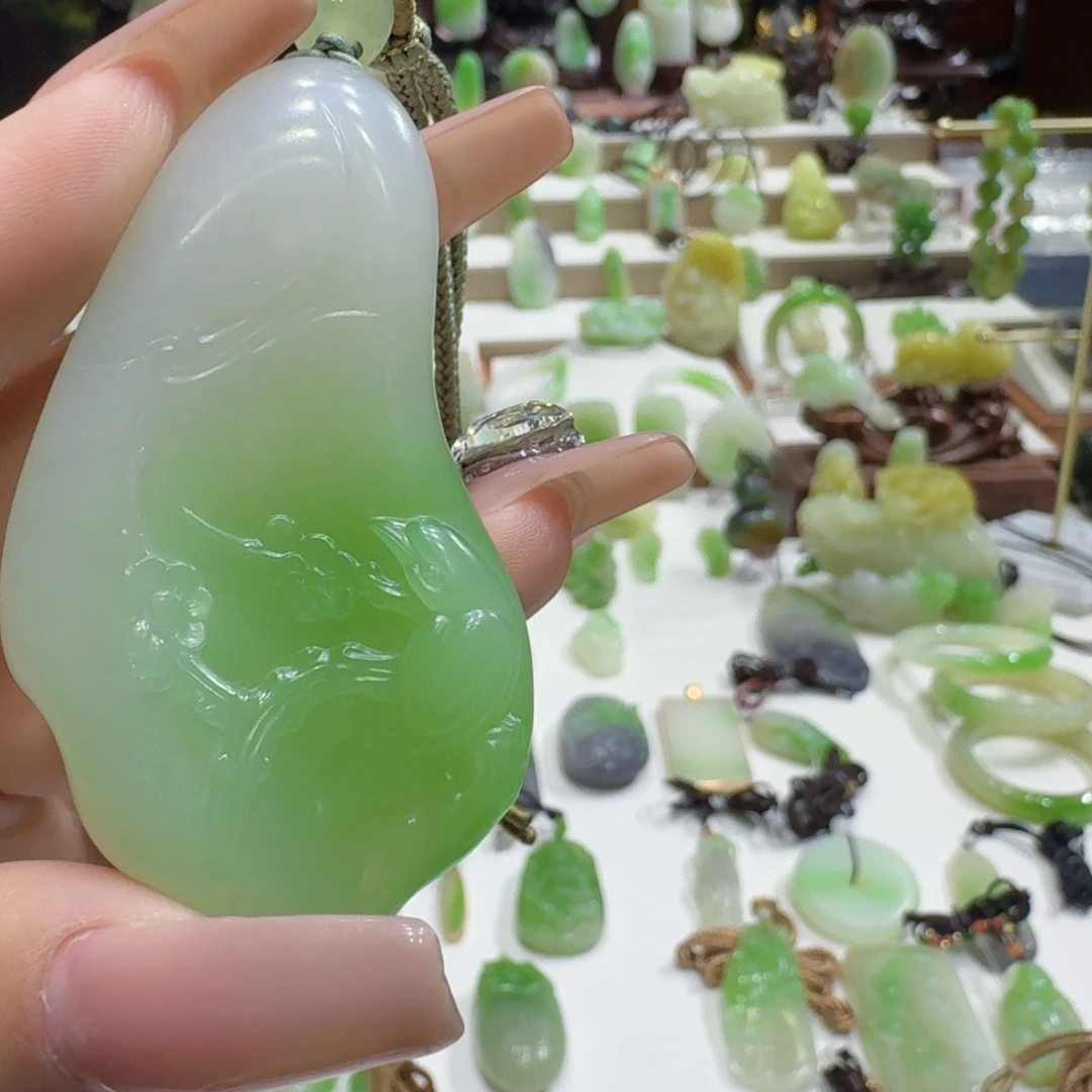 和田玉（翠青玉）未镶嵌颈饰翠青喜上眉梢