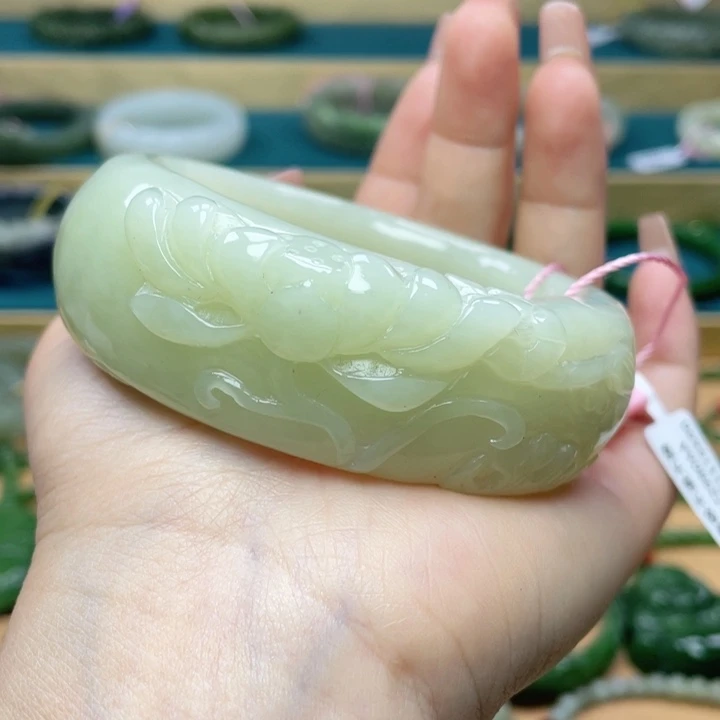 和田玉手镯59圈口。编号46未镶嵌