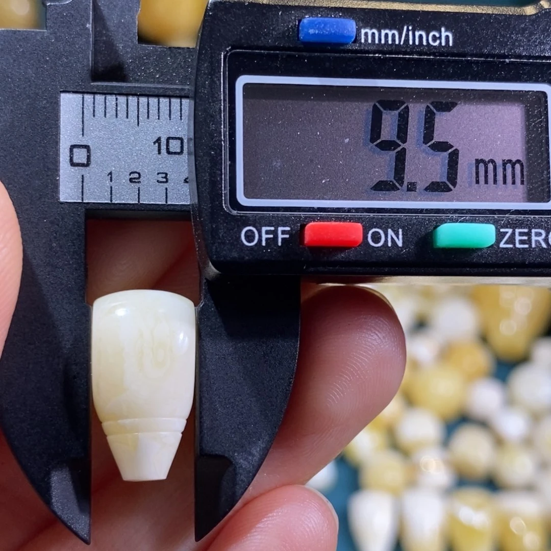 琥珀裸石未镶嵌配饰