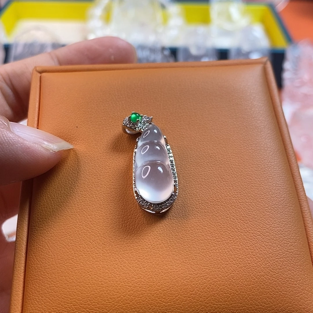 石英质玉未镶嵌颈饰黑钢福豆