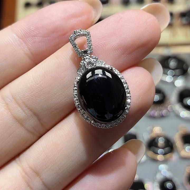 颈饰18K金镶嵌翡翠