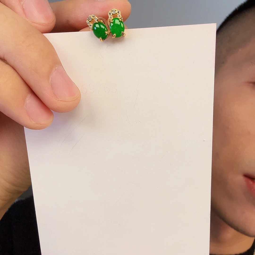 翡翠未镶嵌颈饰一对