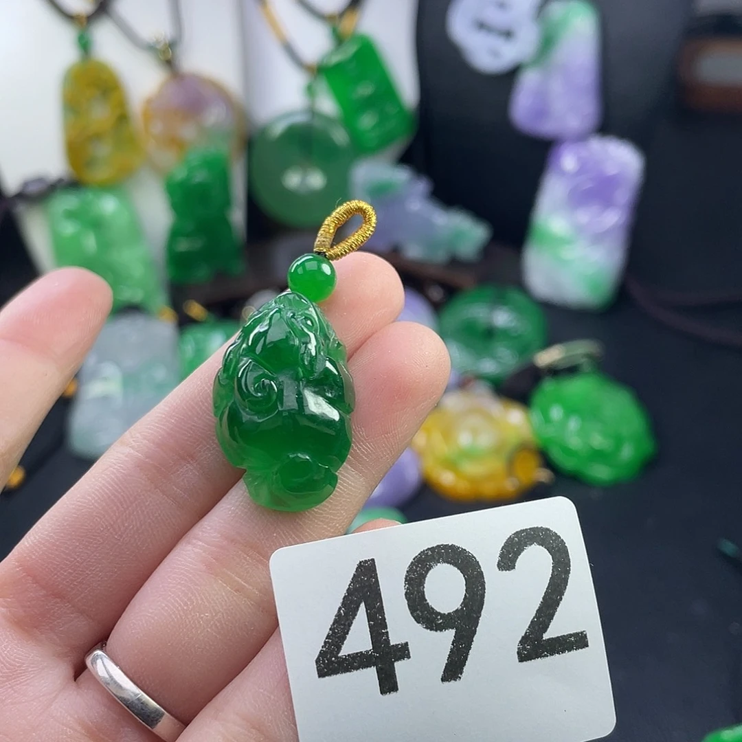 翡翠未镶嵌吊坠(赠链)