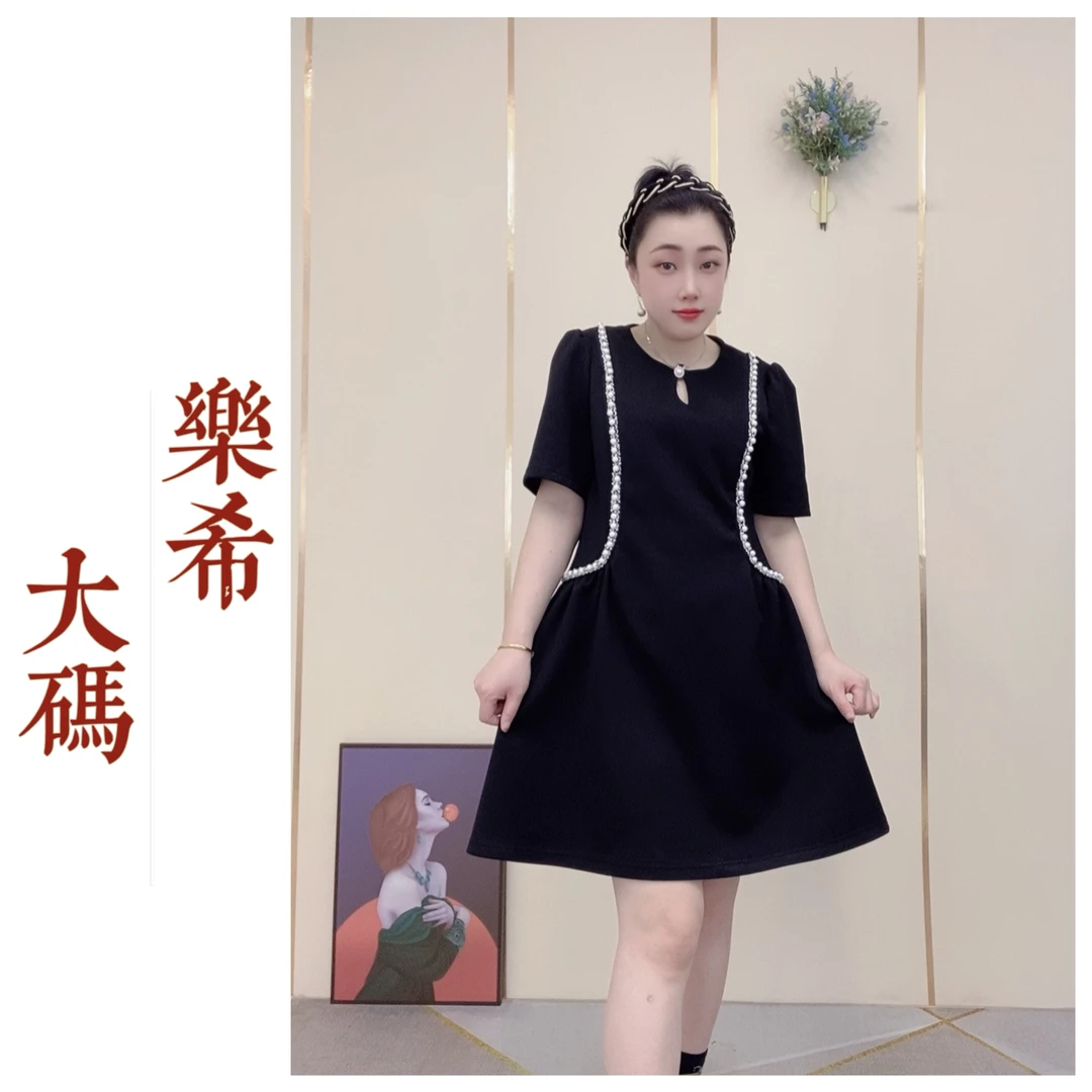 《乐希大码》2025春夏新款设计感微收腰气质名媛小众A字连衣裙