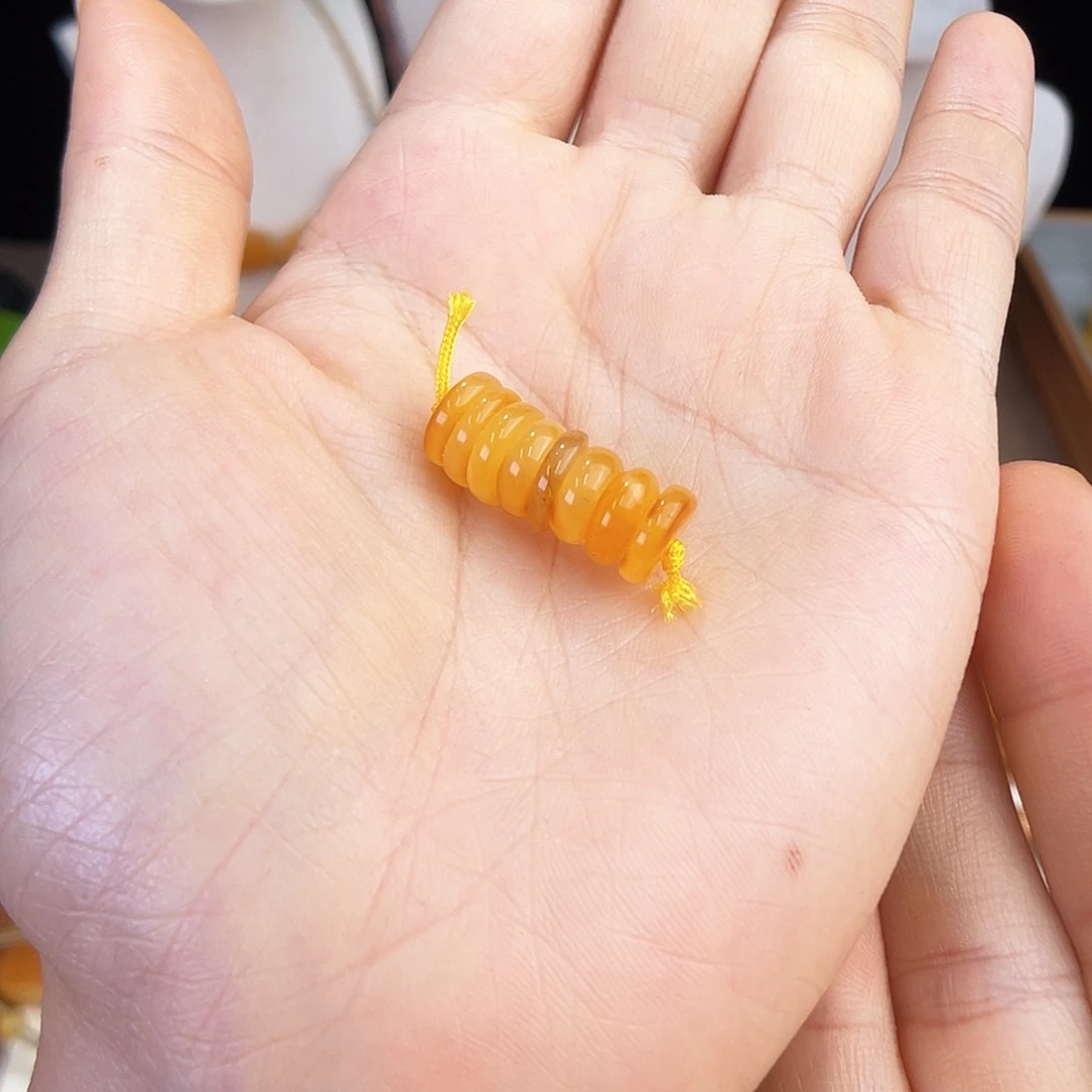 未镶嵌琥珀珠宝奇石。