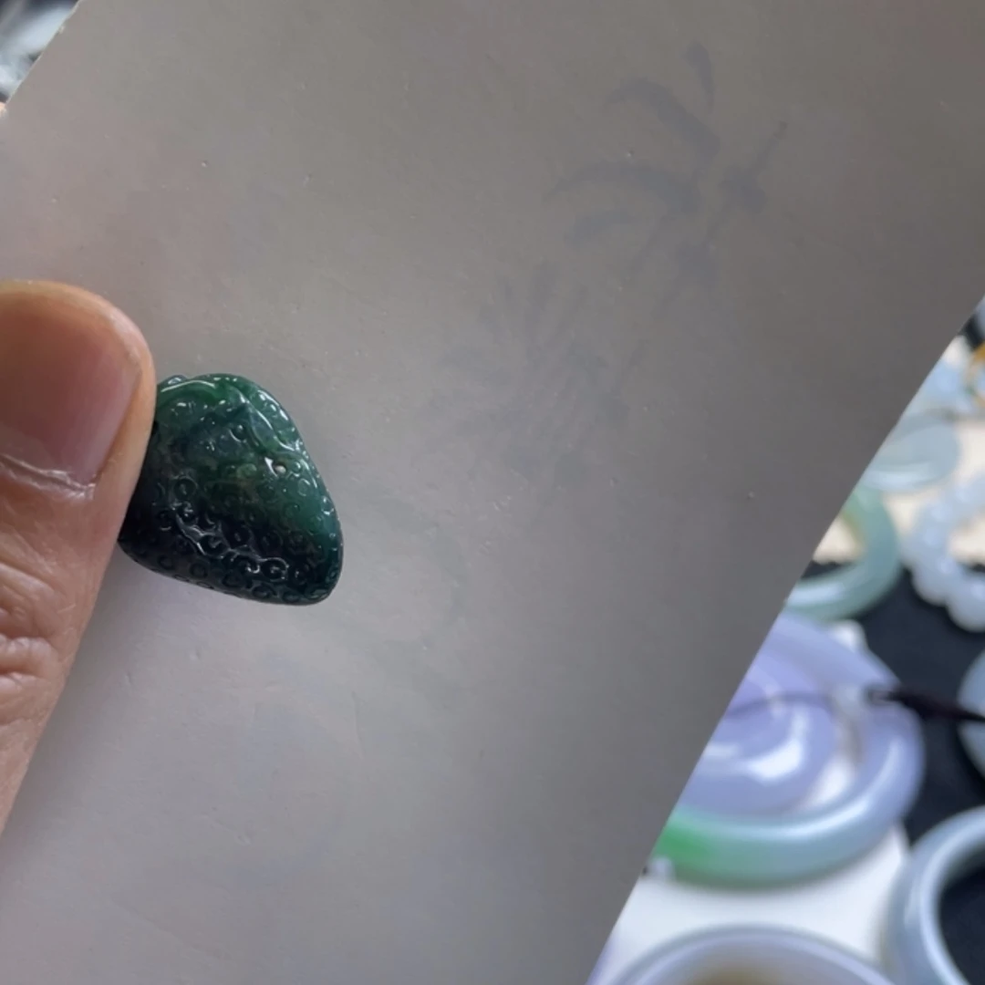 【闪购商品】翡翠颈饰未镶嵌满色草莓