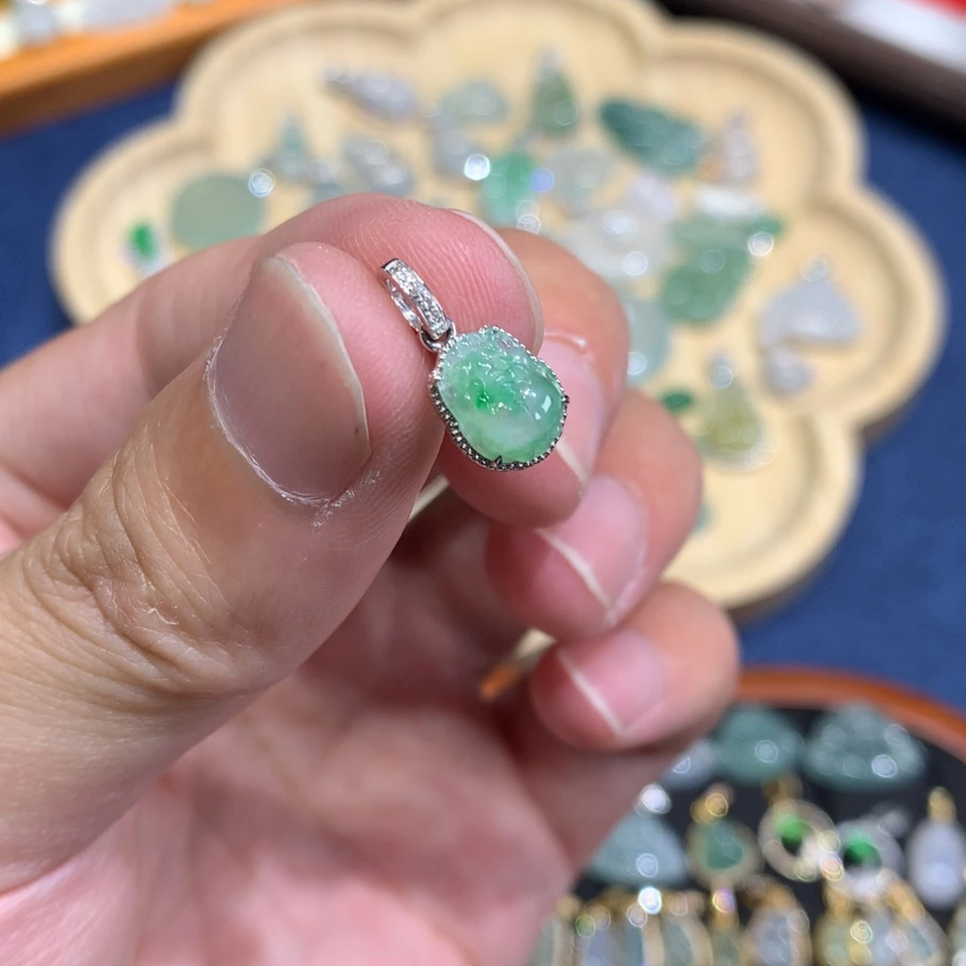 翡翠18K金镶嵌颈饰貔貅