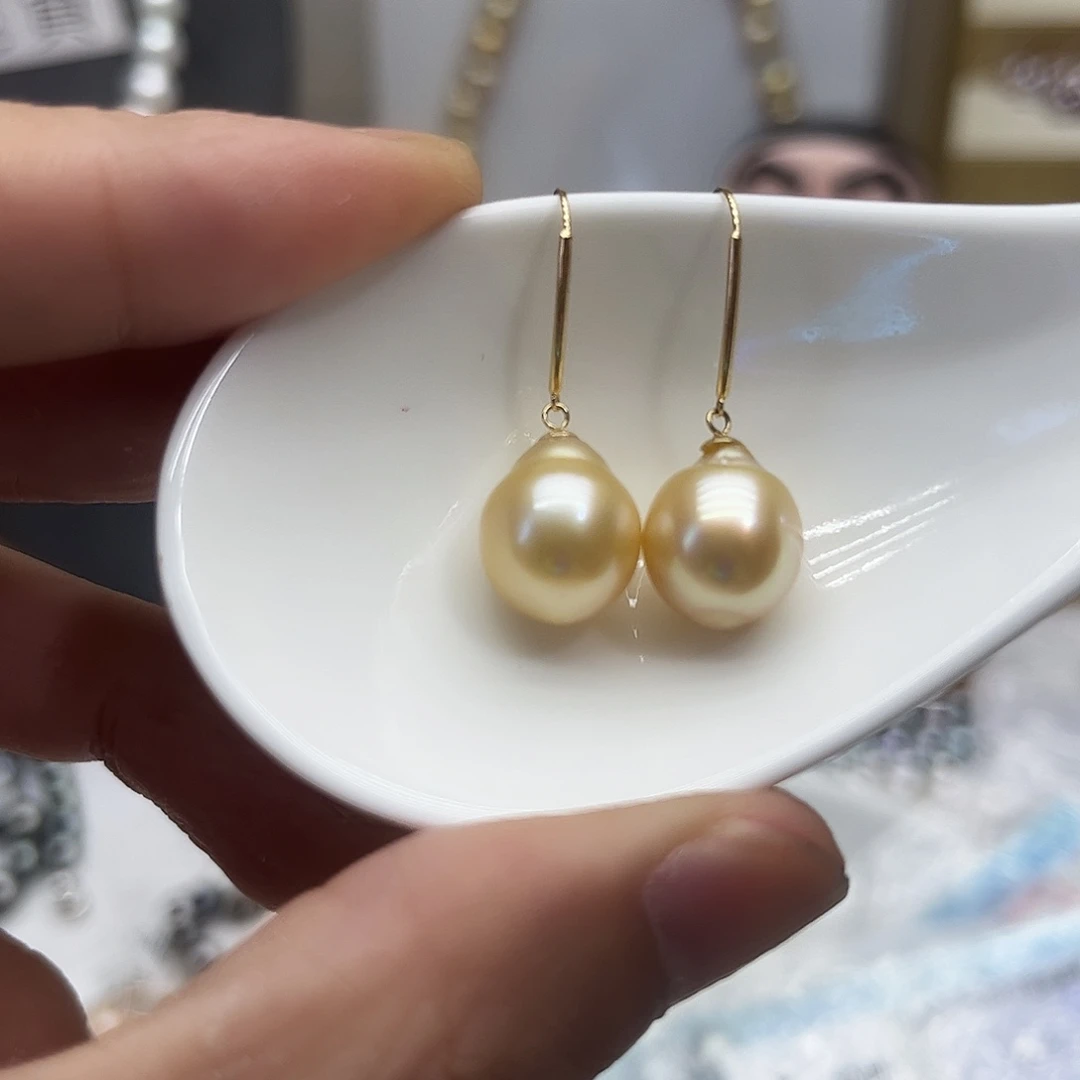 18K金镶嵌海水珍珠耳饰