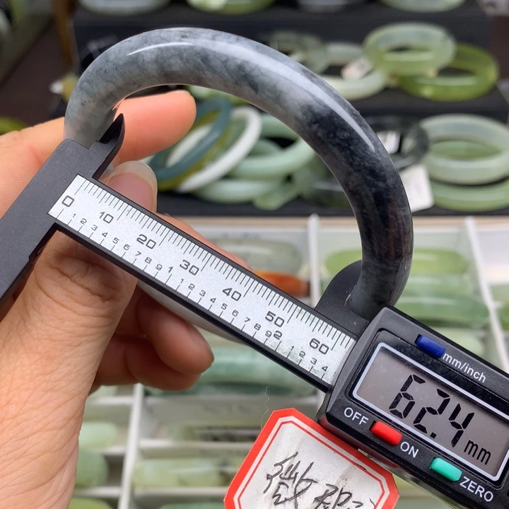 蛇纹石玉未镶嵌手镯600