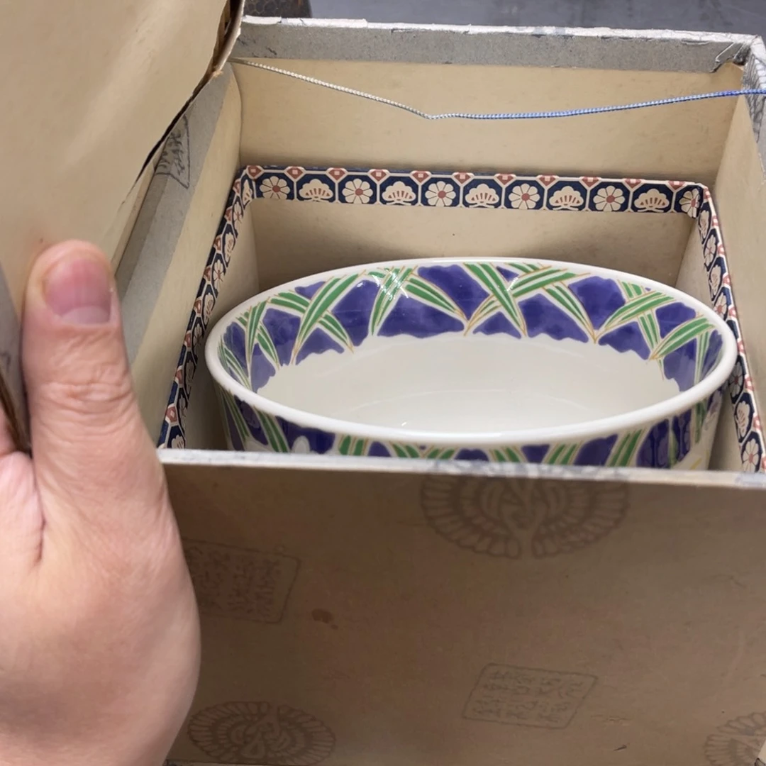 瓷片小***七密密麻麻地排列着一个