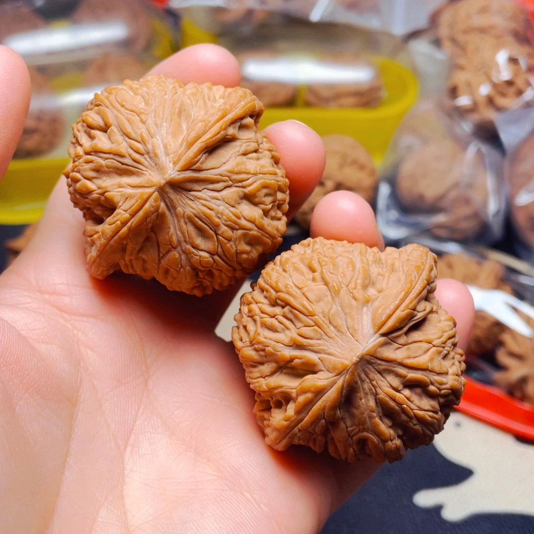 吊坠文玩核桃绣球一对