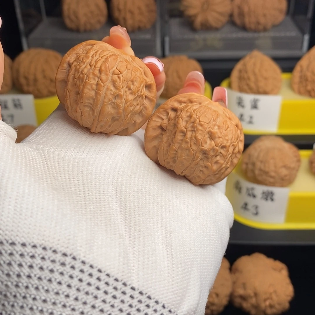 文玩核桃吊坠血麒麟