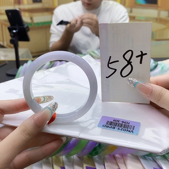 熊***翡翠未镶嵌手镯nn