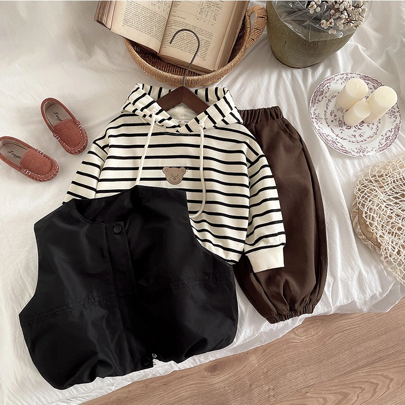 男童装条纹运动休闲风连帽男童上衣男秋季薄款马甲中性春秋三件套