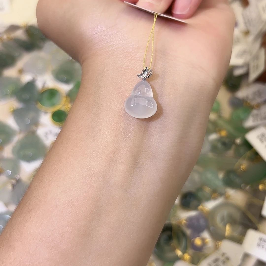 翡翠18K金镶嵌颈饰葫芦