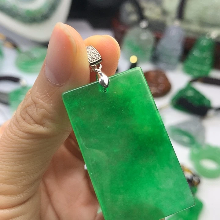 翡翠未镶嵌吊坠(赠链)