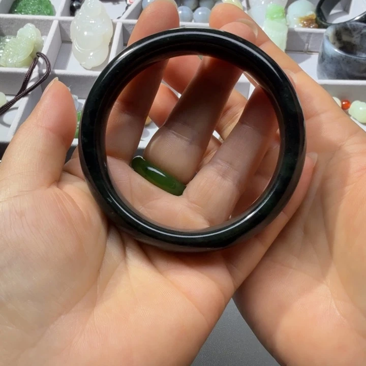 未镶嵌透闪石质玉珠宝奇石