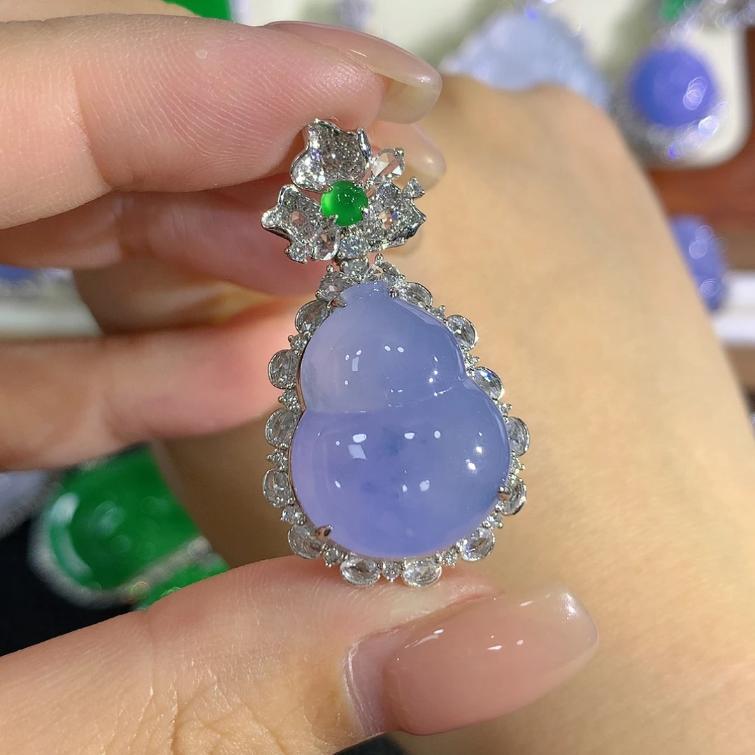 翡翠18K金镶嵌颈饰葫芦