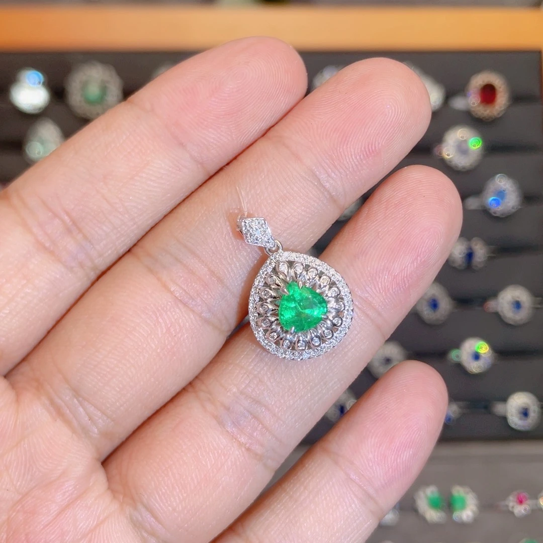 颈饰18K金镶嵌祖母绿1ct