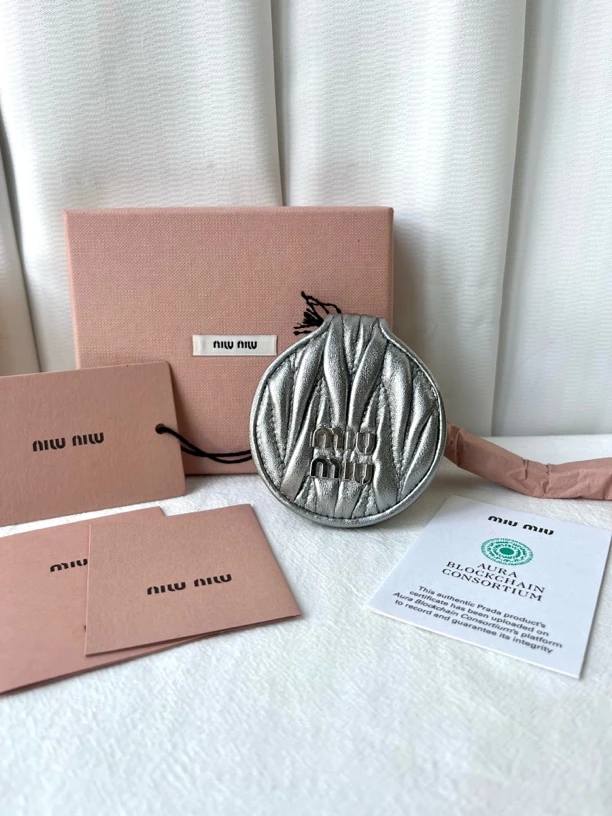 未使用 MIU MIU/缪缪 银色褶皱羊皮小挂包小镜子圆饼化妆包