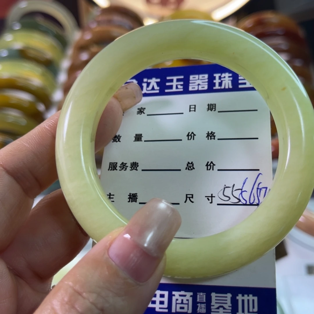 一***尘未镶嵌蛇纹石玉手镯
