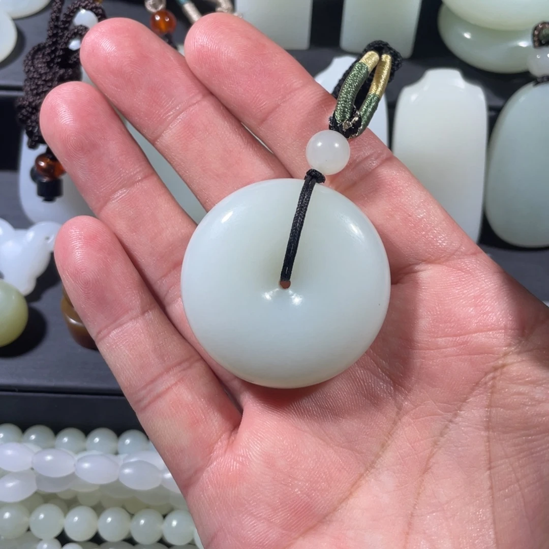 和田玉未镶嵌颈饰平安扣