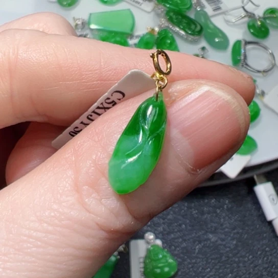 颈饰18K金镶嵌翡翠