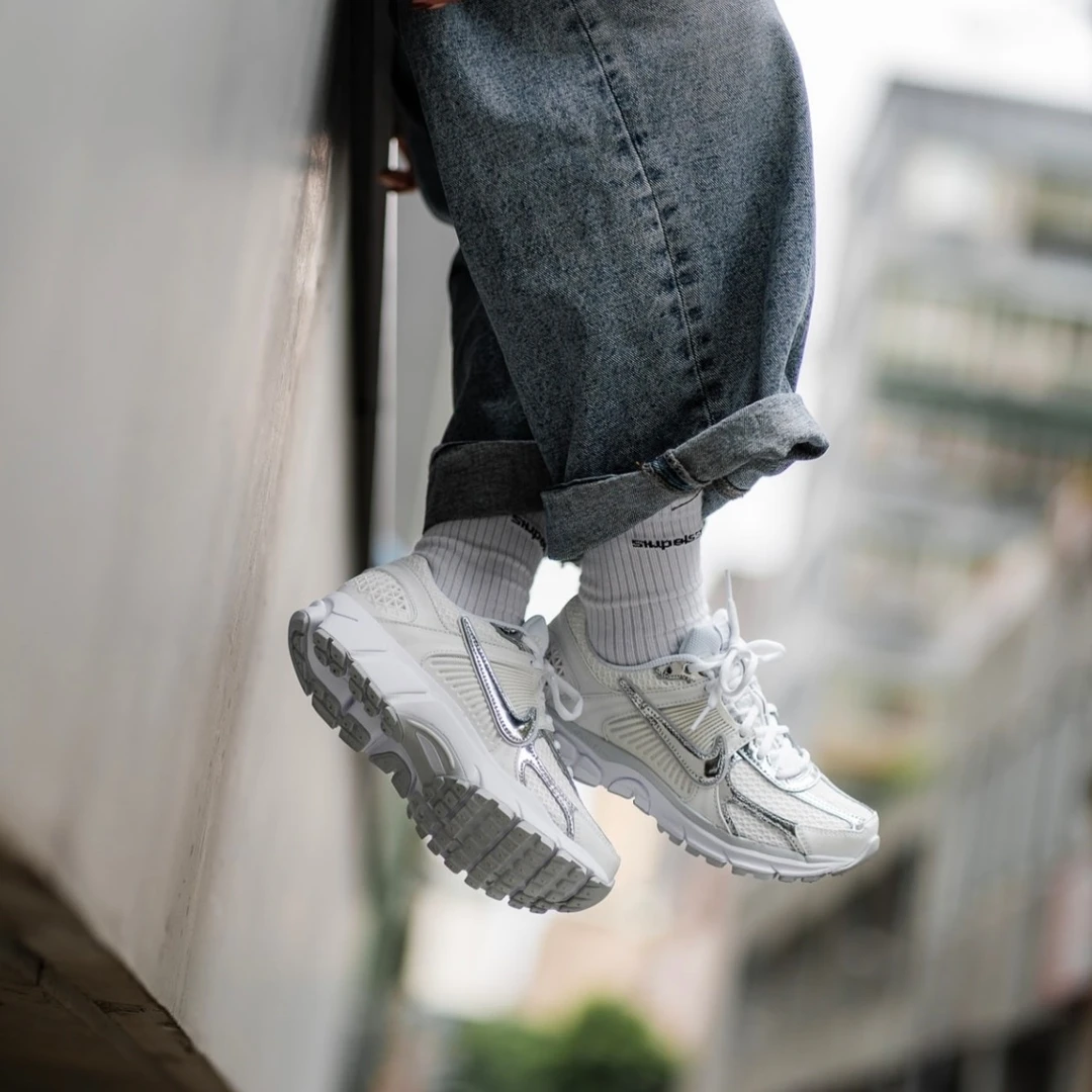 NIKE耐克 女款 ZOOM VOMERO 5白银色 休闲运动女子跑鞋HF7723-100