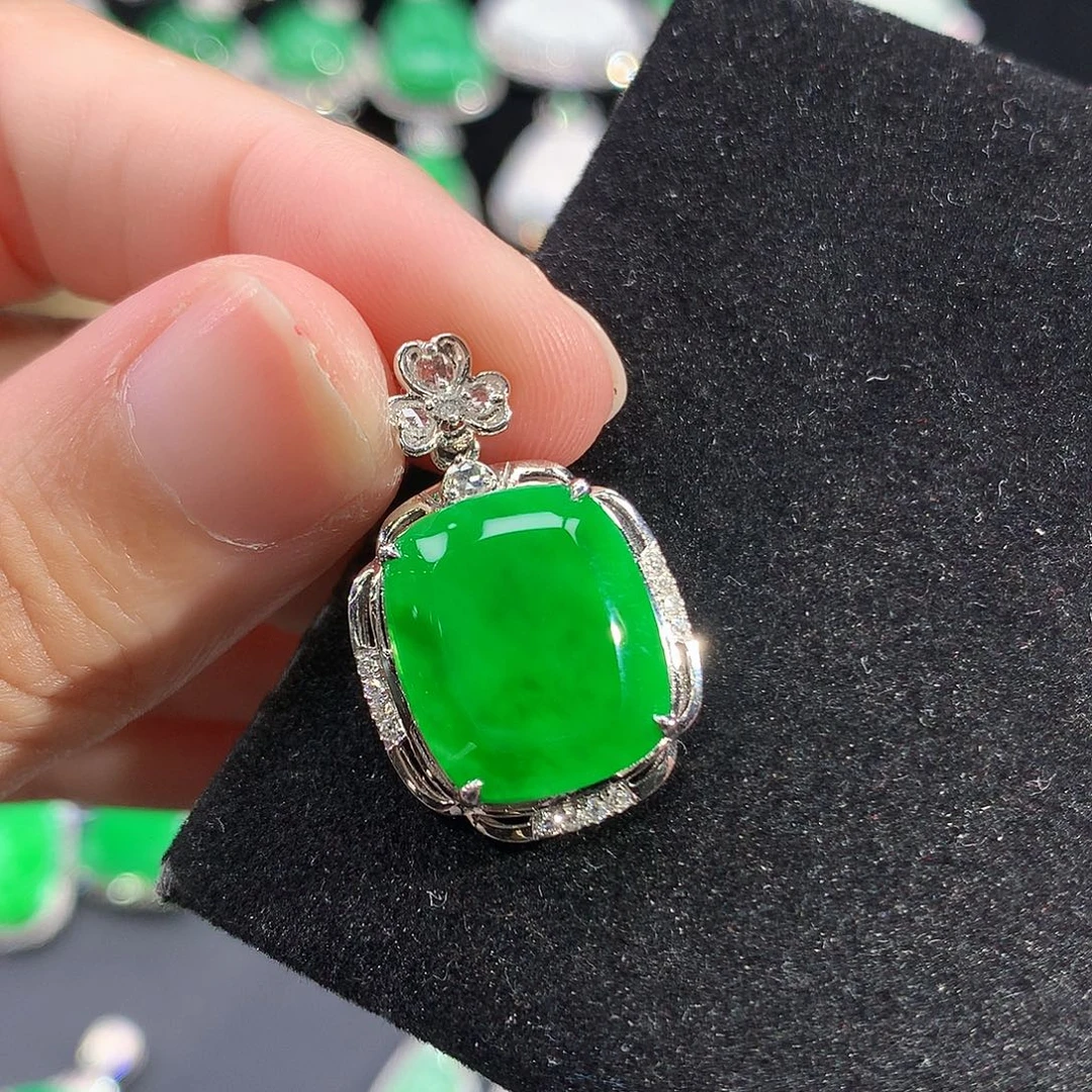 翡翠18K金镶嵌颈饰