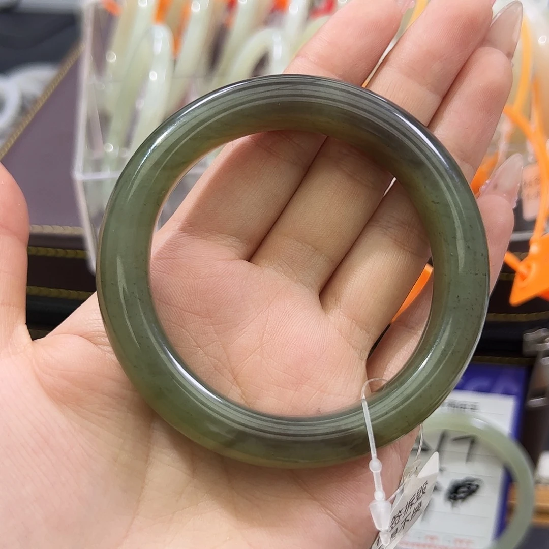 和田玉未镶嵌手镯