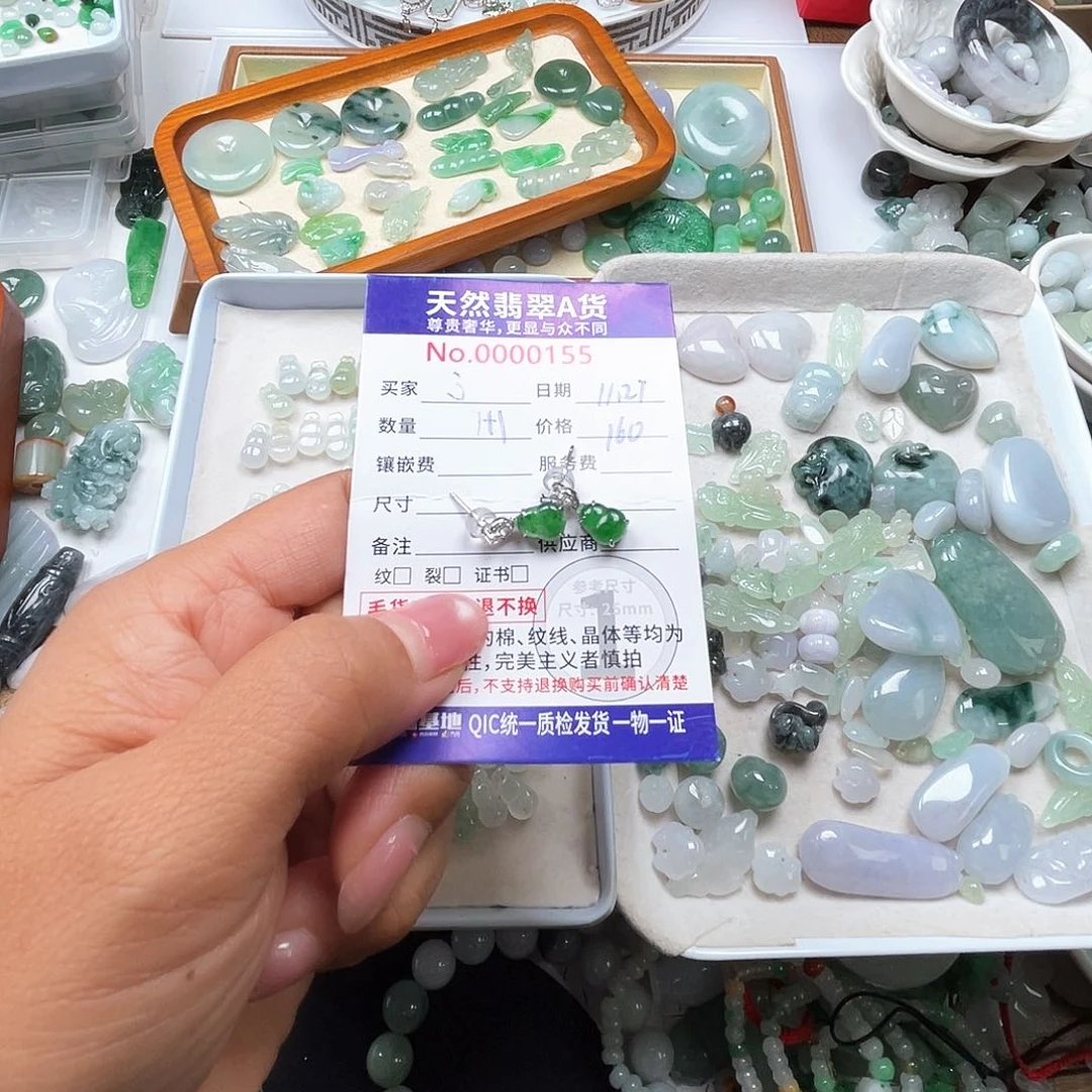 颈饰未镶嵌翡翠j***?