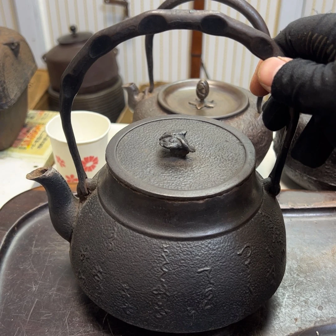漫****生铁壶壶口壶流磕碰内有水垢底部薄有瑕疵