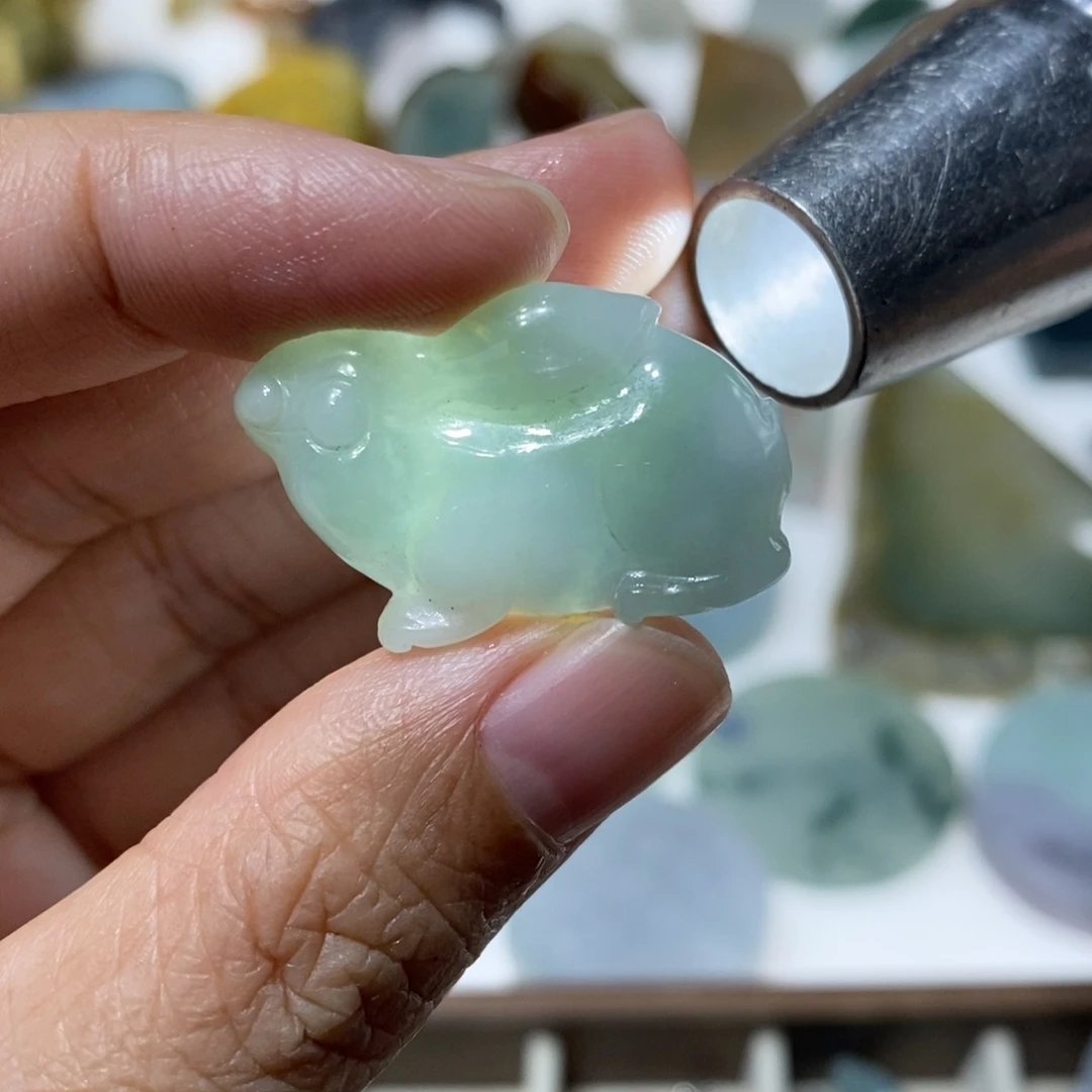 翡翠未镶嵌颈饰兔子