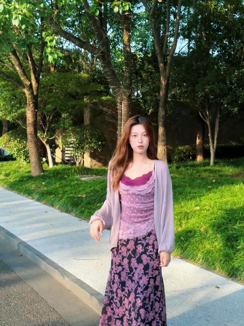然然紫色蕾吊带丝搭配碎花半身裙套装两件